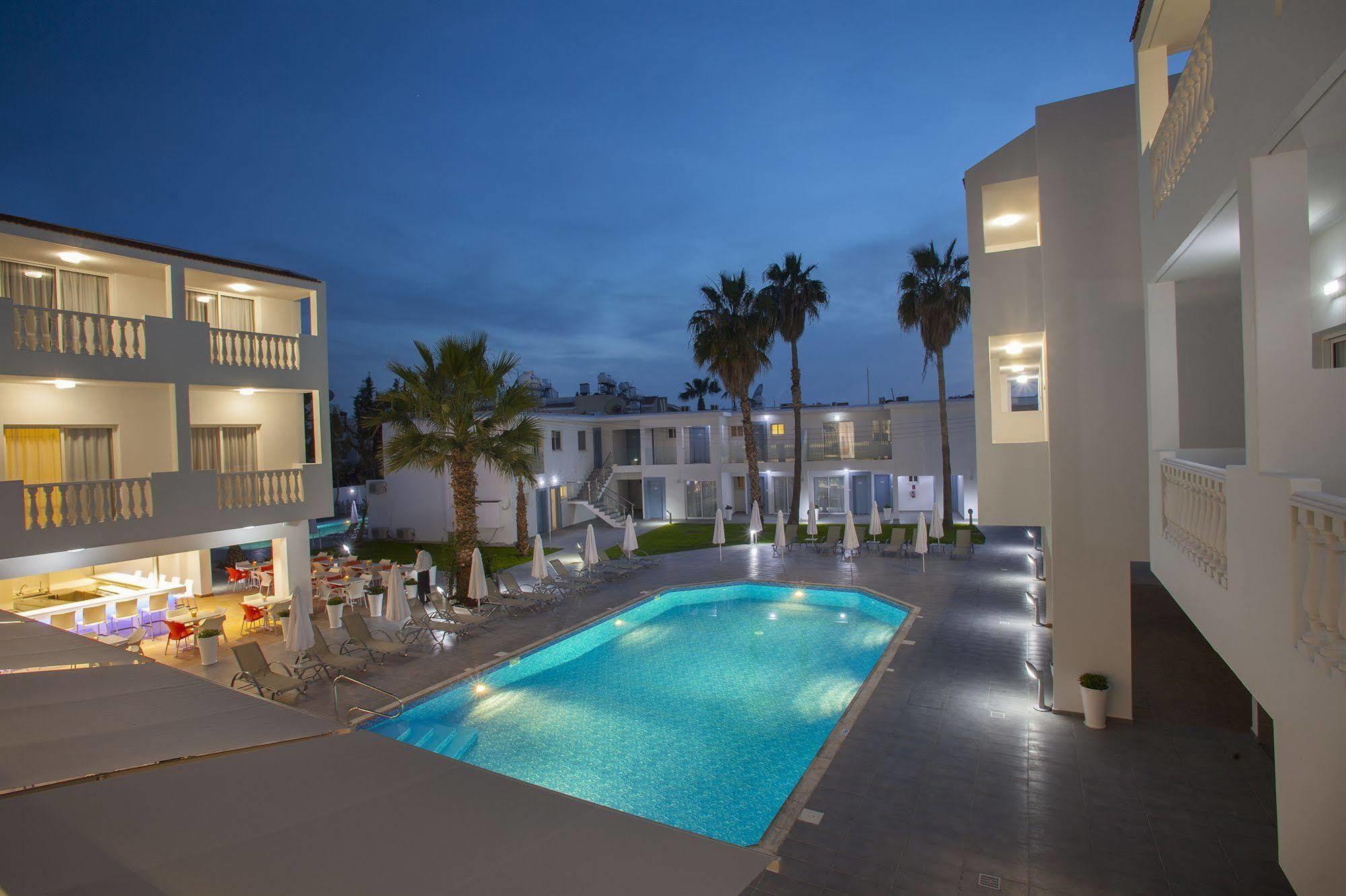 Princessa Vera Hotel Apartments Paphos Exterior photo