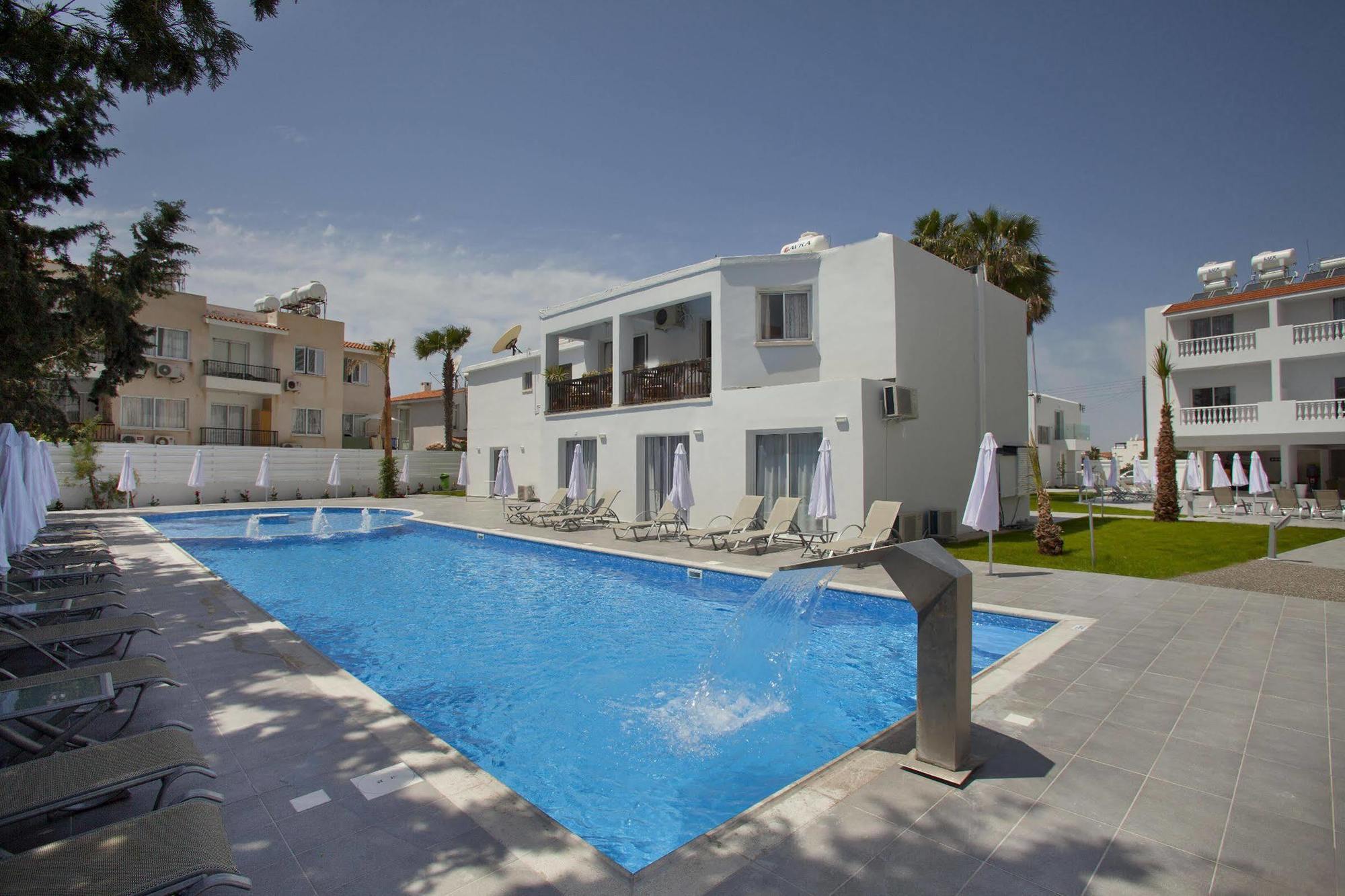 Princessa Vera Hotel Apartments Paphos Exterior photo